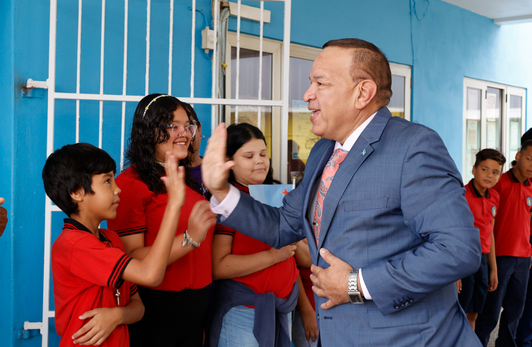 MINISTER ENDY CROES TA DESEA TUR ALUMNO Y MAESTRO UN EXITOSO AÑA ESCOLAR 2023-2024