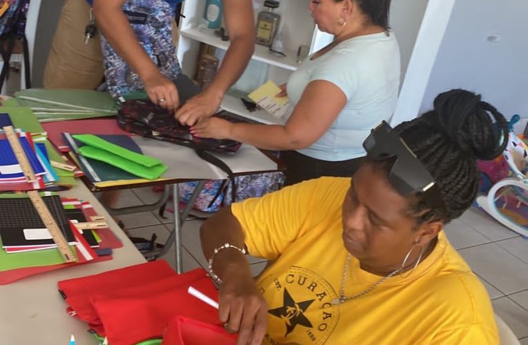 Aruba One Happy Island Lions Club cu donacion di 87 tas pa school