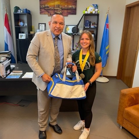 MINISTER ENDY CROES TA FELICITA REBECCA CROES CU A TITULA CAMPEON MUNDIAL DEN WORLD BENCH PRESS CHAMPIONSHIPS 2023