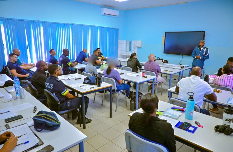 GRUPO GRANDI DI POLIS A CUMINSA CURSO DI MKO
