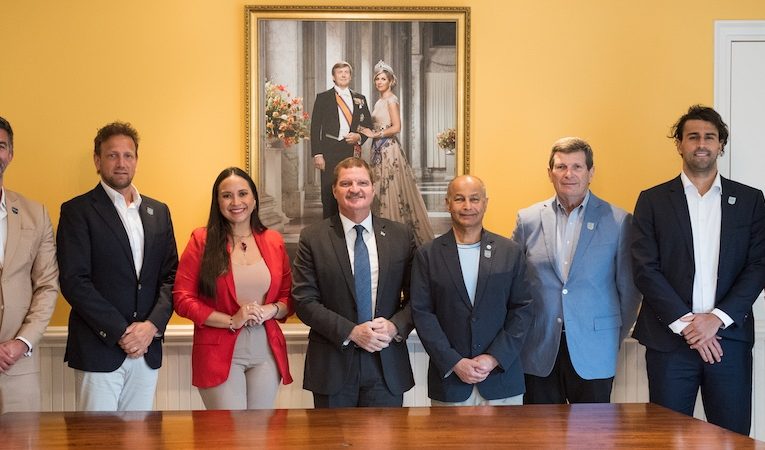 Delegacion di World Aquatics a bishita Prome Minister Mike Eman y Minister Gerlien Croes pa impulsa desaroyo di deporte acuatico na Aruba