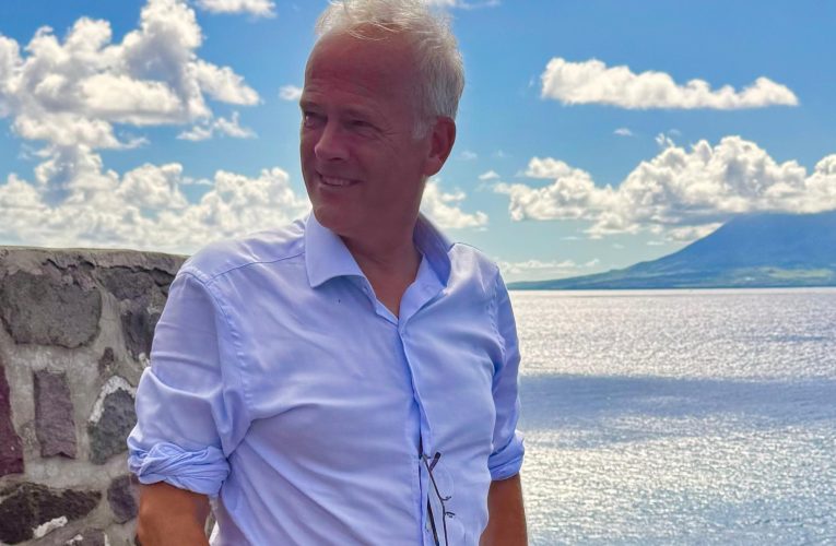 Secretario di estado Szabó ta bishita Aruba y Corsou