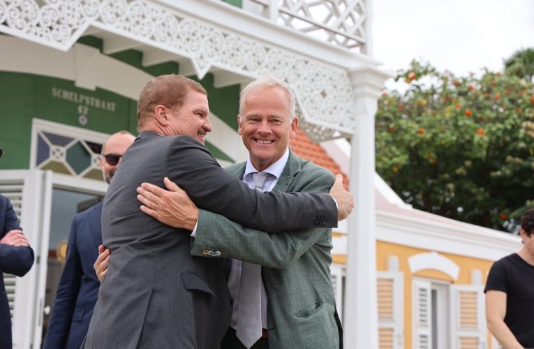 Prome Minister Mike Eman a invita Secretario di Estado Zsolt Szabó pa un bishita cu un mensahe profundo na Museo Arqueologico Nacional Aruba
