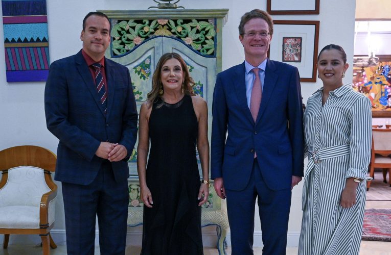 Minister Geoffrey Wever: Pabien na Sra. Landa Henriquez cu su reconocemento prestigioso di Alemania