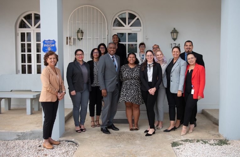Minister di Husticia Arthur Dowers a haya presentacion amplio na Departamento di Recurso Humano