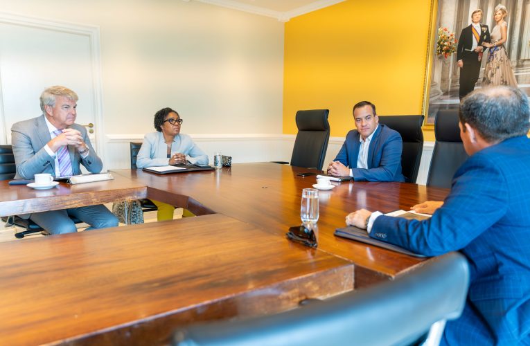 Minister Geoffrey Wever reuni cu director di Aduana pa discuti e prioridadnan clave