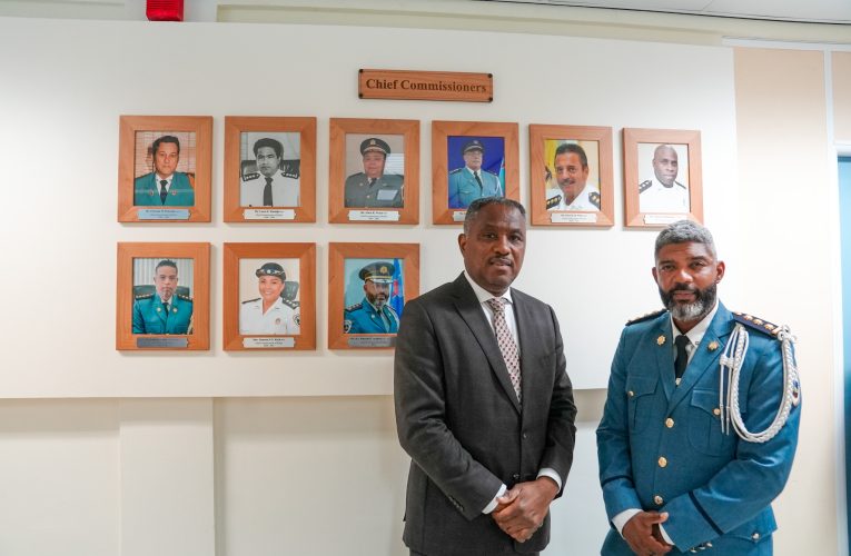 Centro di Husticia: A honra e lider y heroenan den Cuerpo Policial
