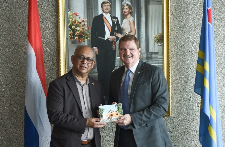 Prome Minister Mike Eman ta reuni cu Minister di Asuntonan di Exterior di Surinam Albert Ramchand Ramdin