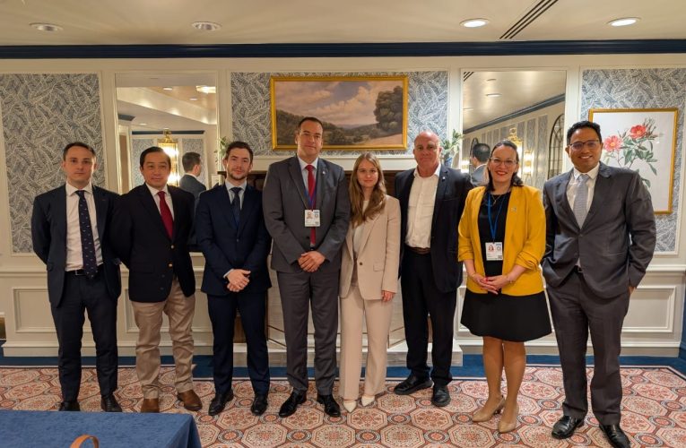 Minister Geoffrey Wever ta bishita banconan internacional na Washington D.C