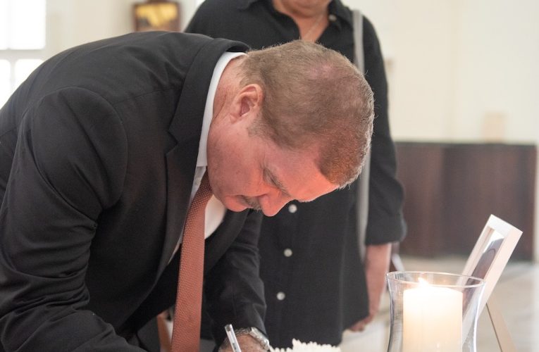 Prome Minister Mike Eman ta solidario cu fayecimento di Papa Francisco