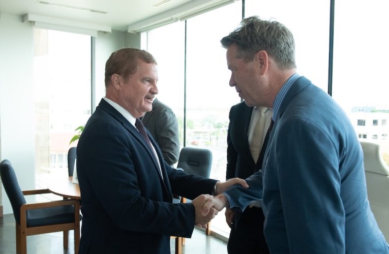 Minister-President Mike Eman biedt symbolische geschenken aan voorzitters Eerste en Tweede Kamer