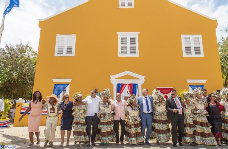 PARLAMENTARIO EVELYN WEVER-CROES TA FELICITA E COMUNIDAD DI BONEIRO RIBA DIA DI RINCON