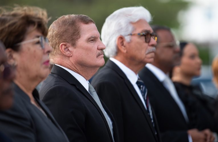 Premier Mike Eman durante conmemoracion di Dodenherdenking  “No ta arma ta protehe nos, sino e virtudnan cu nos ta comparti”