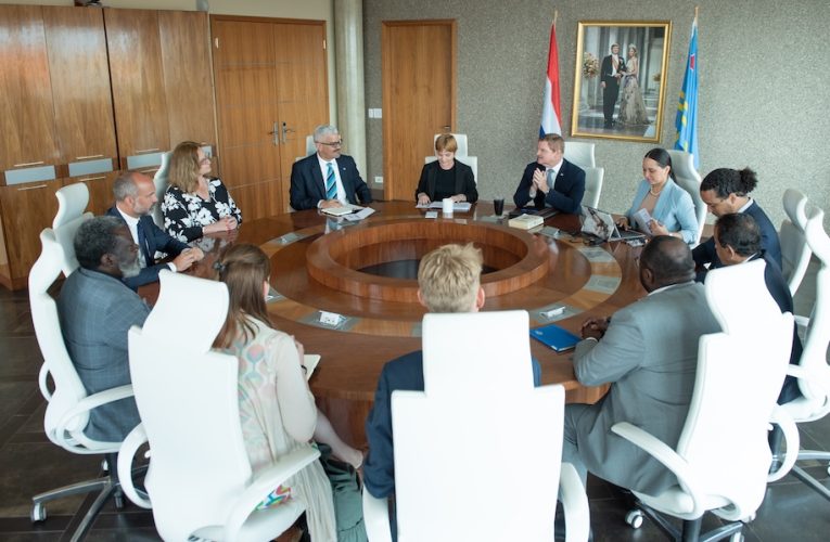 Premier Mike Eman a reuni cu Comision di Relacionnan den Reino di Tweede Kamer