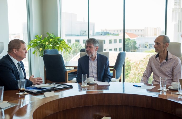 Prome Minister Mike Eman a ricibi rapport strategico di Universidad di Wageningen: “Aruba 2050 Proyect”