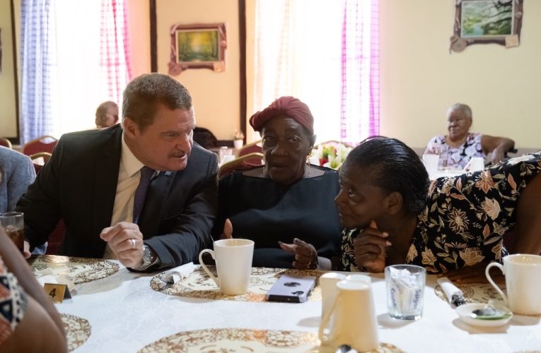 Premier Eman di bishita na San Nicolas: Pensionado contento cu nan 250 florin