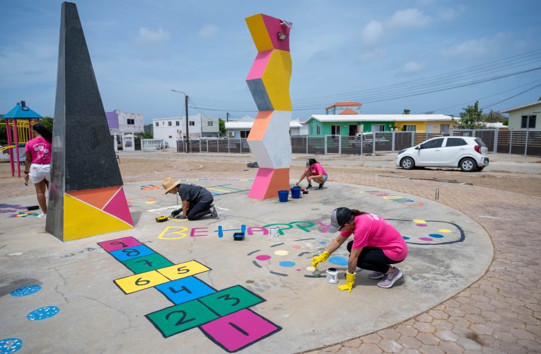 Aruba Bank ta duna su sosten na “The Roots of Renewal Project” como parti di Aruba Doet
