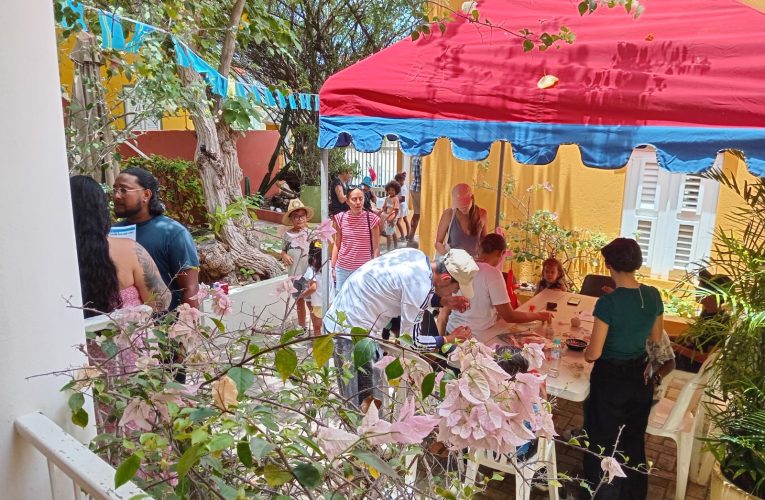 Publico a disfruta di un Dia Internacional di Museo diferente den Playa