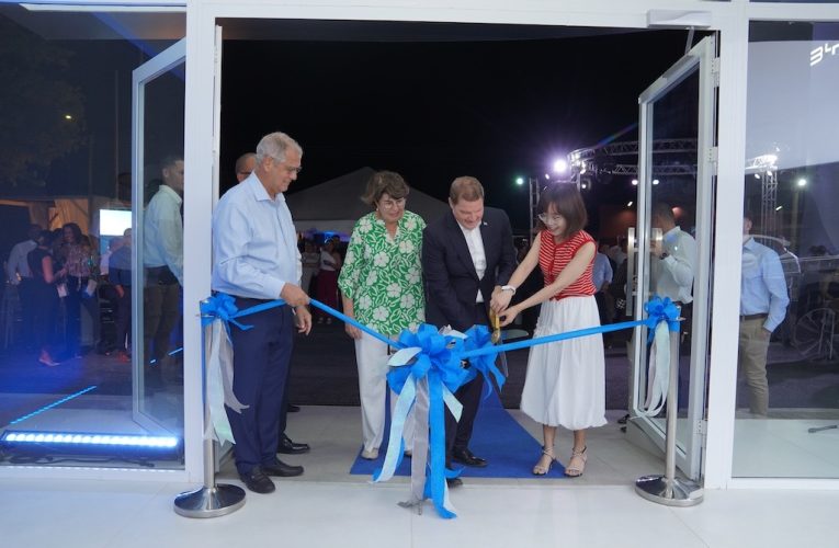 Prome Minister Eman a corta cinta pa duna apertura na agencia oficial di autonan BYD na Aruba
