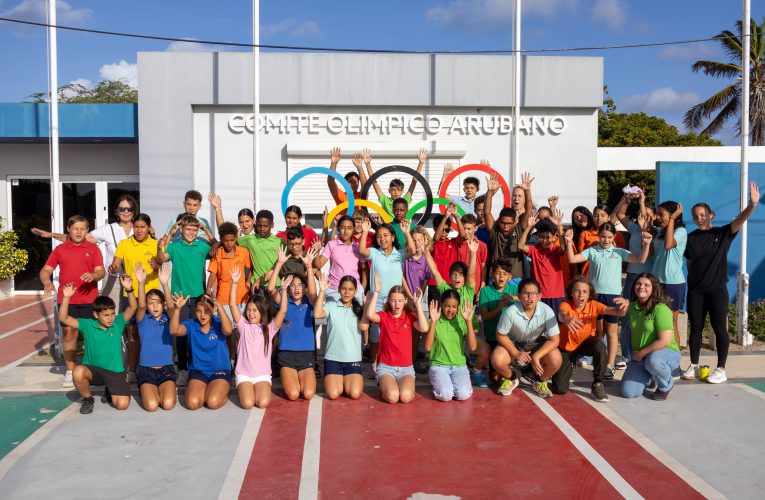 Alumnonan di Mon Plaisir Basis School 6de klas di bishita na COA