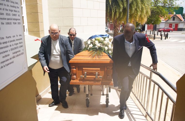 Aruba ta despedi di un pionero di turismo Roderick ‘Rory’ Gilbert Arends