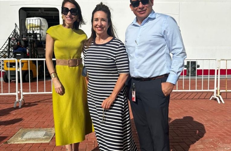 Presidente di Carnival Cruise Line, Christine Duffy, ta bishita Aruba riba Carnival Vista