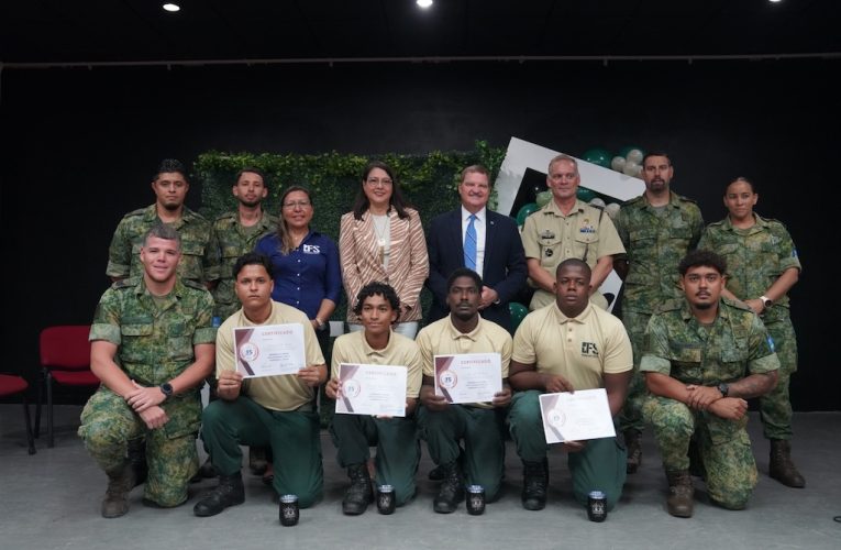 Prome Minister mr. Mike Eman cu satisfaccion y un sentido profundo di orguyo, ta miracon e hobennan di Formacion Social a acepta e oportunidad cu nan a haya den bida ycu awe nan ta cosecha e fruto di nan esfuerso y sacrificio.
