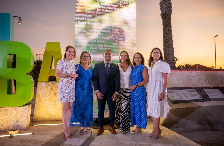 Minister di Turismo Wendrick Cicilia ta honra pioneronan nobo di turismo naexpansion di monumento di Ike Cohen