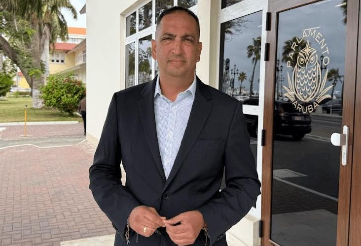 Parlamentario Dangui Oduber: Mientras minister Wever ta GABA cuanto placa Arubatin, E cu minister Gerlien Croes ta cla pa bende Aruba su autonomia financiero!