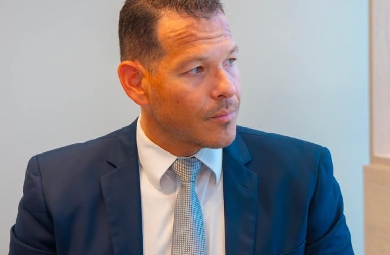 Rocco Tjon: A bolbe manda casi 50 pregunta na minister Wyatt Ras tocante cuido di adiccion